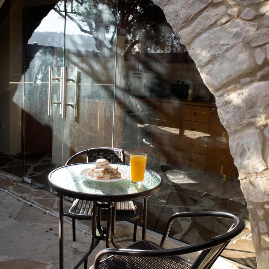 The Stonehouse Suites With Private Bath Spas ลิมาซอล ภายนอก รูปภาพ
