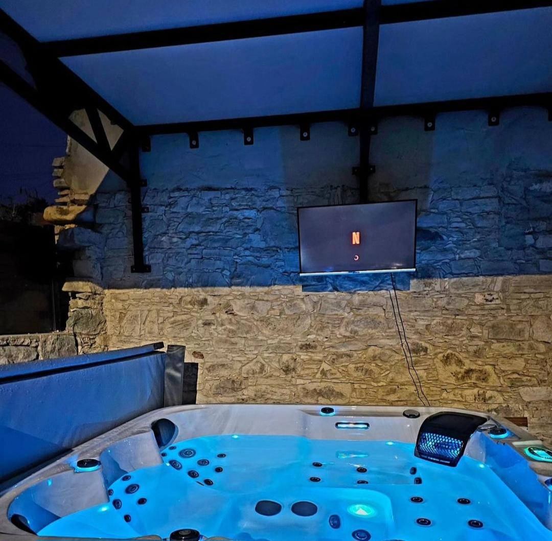 The Stonehouse Suites With Private Bath Spas ลิมาซอล ภายนอก รูปภาพ