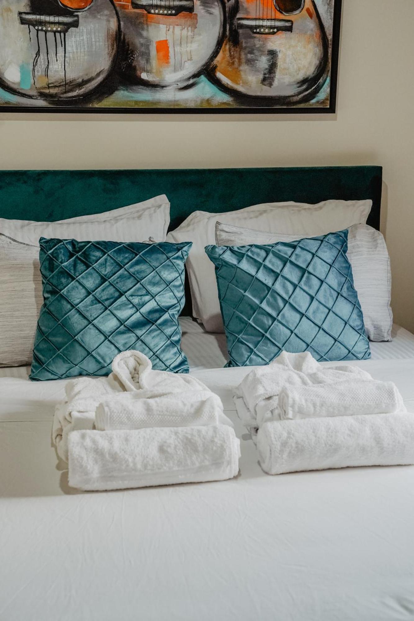 The Stonehouse Suites With Private Bath Spas ลิมาซอล ภายนอก รูปภาพ