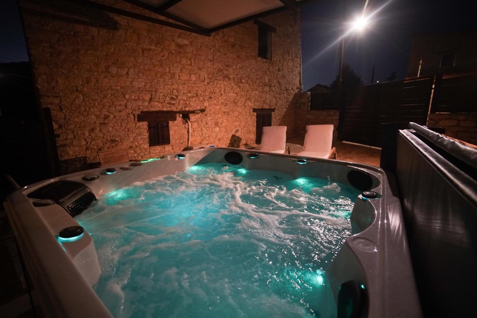 The Stonehouse Suites With Private Bath Spas ลิมาซอล ภายนอก รูปภาพ