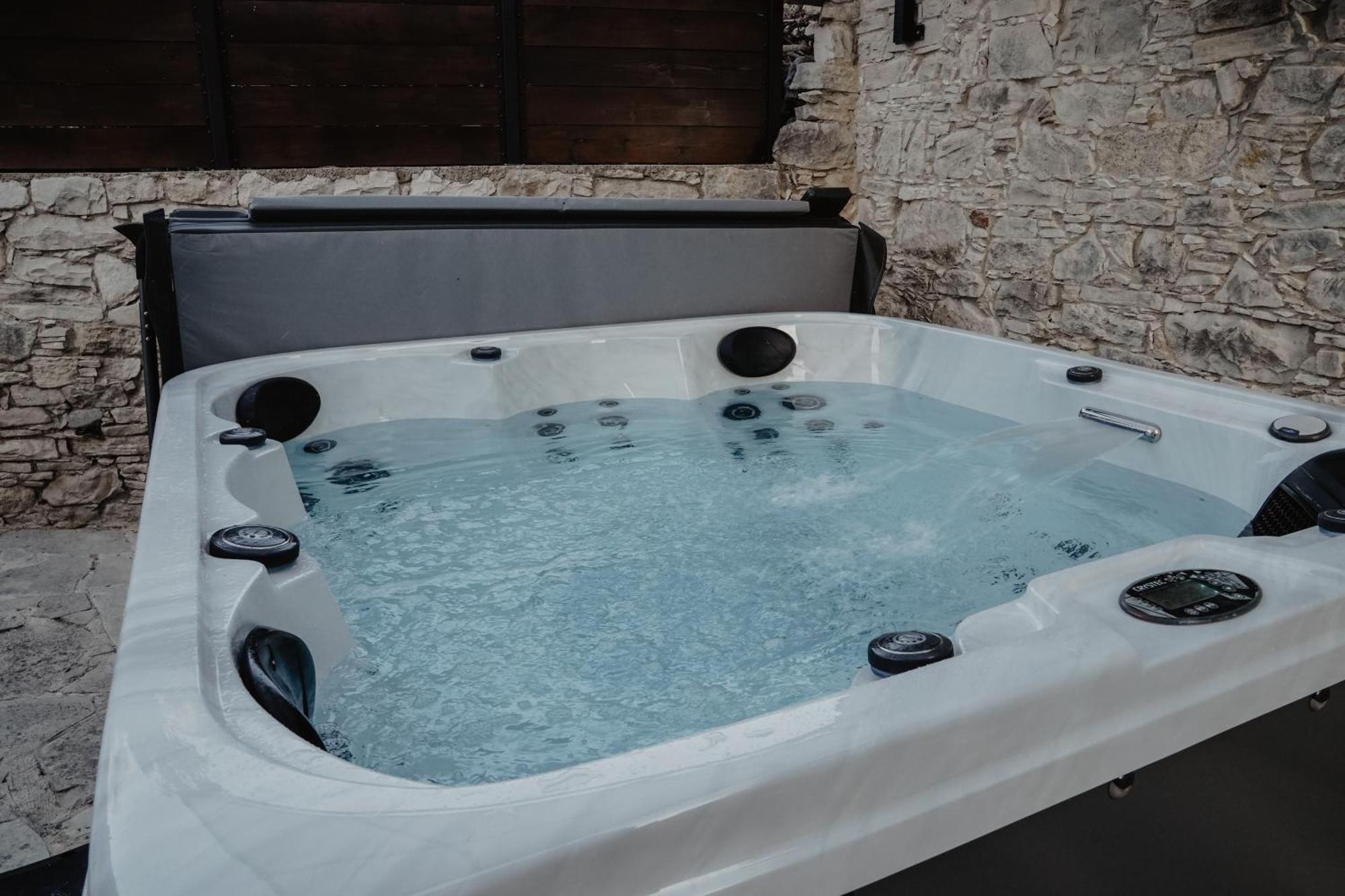 The Stonehouse Suites With Private Bath Spas ลิมาซอล ภายนอก รูปภาพ