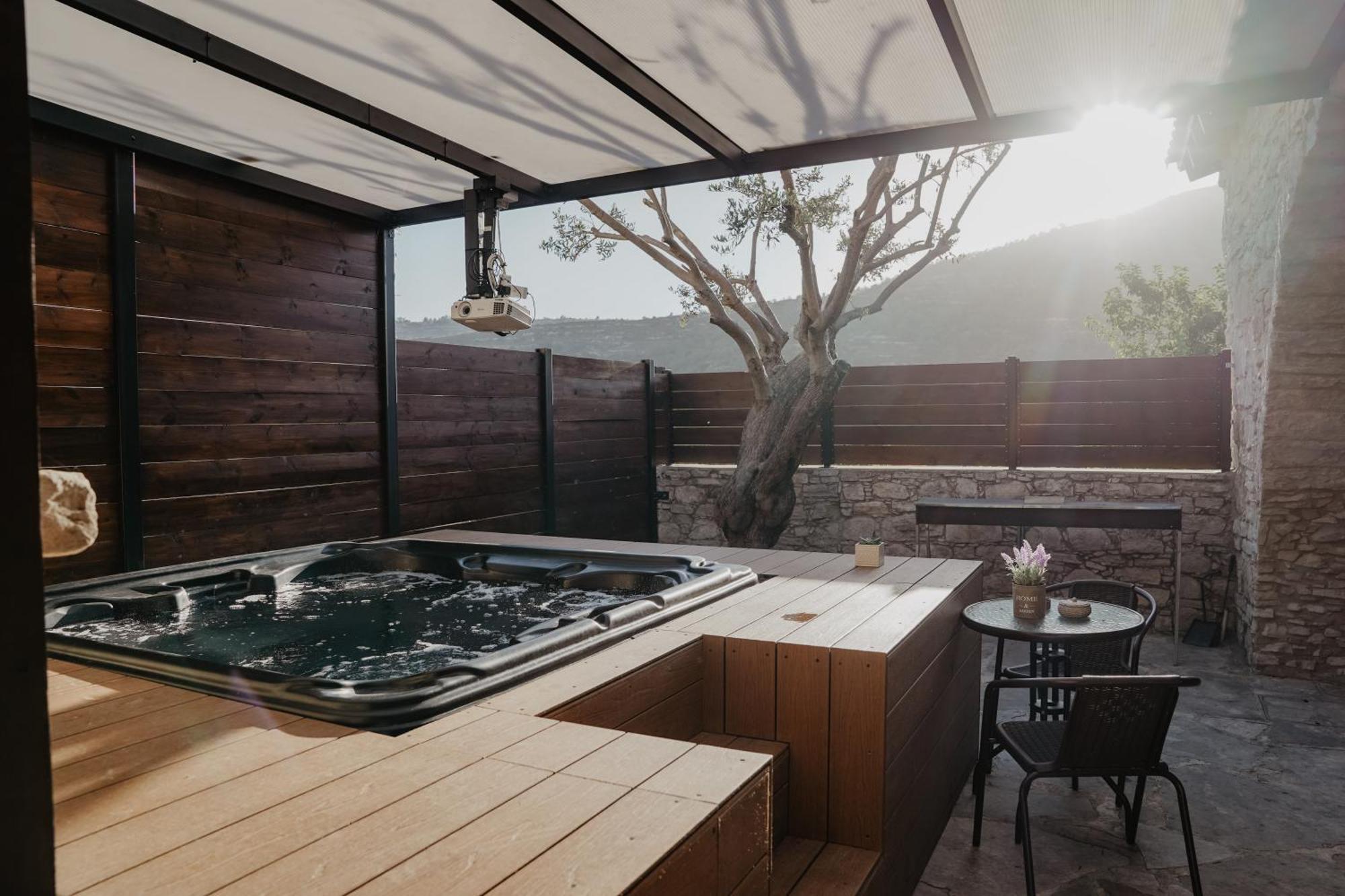 The Stonehouse Suites With Private Bath Spas ลิมาซอล ภายนอก รูปภาพ