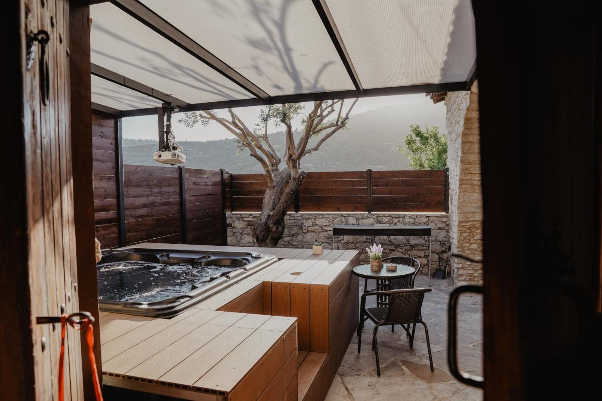 The Stonehouse Suites With Private Bath Spas ลิมาซอล ภายนอก รูปภาพ