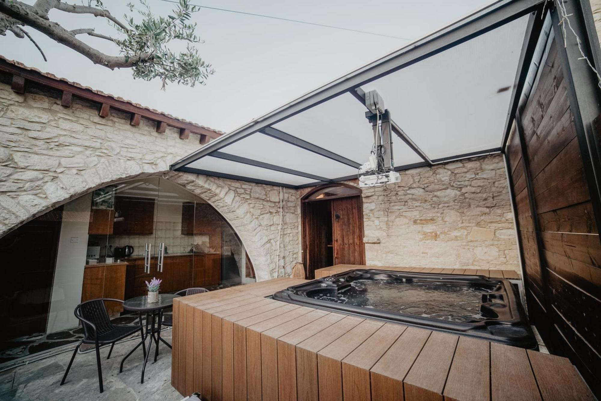 The Stonehouse Suites With Private Bath Spas ลิมาซอล ภายนอก รูปภาพ
